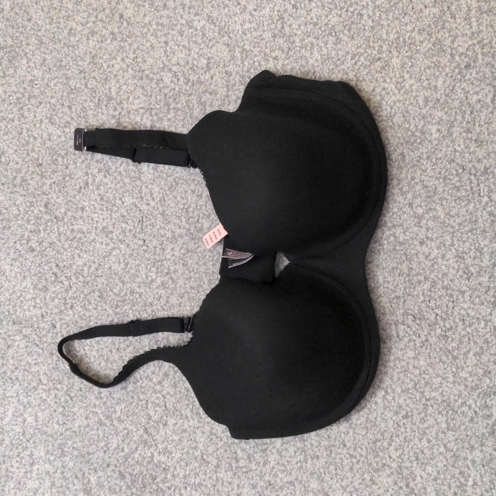 Black Victoria's Secret bra